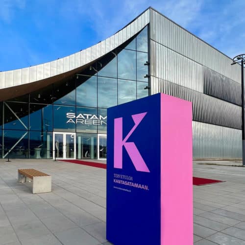 Kuvassa on Satama Areenan sisäänkäynti
