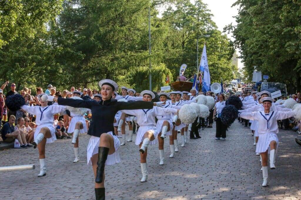 Paraatitytöt marssivat katua pitkin.