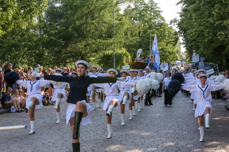 Paraatitytöt marssivat katua pitkin.