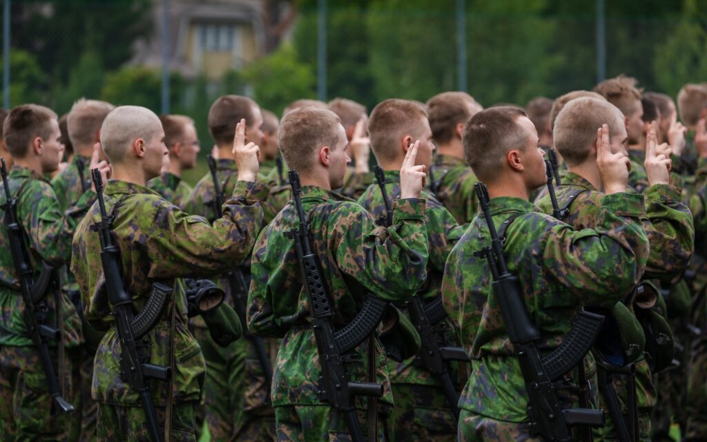 Sotilaita rivissä sotilasvalan aikana.
