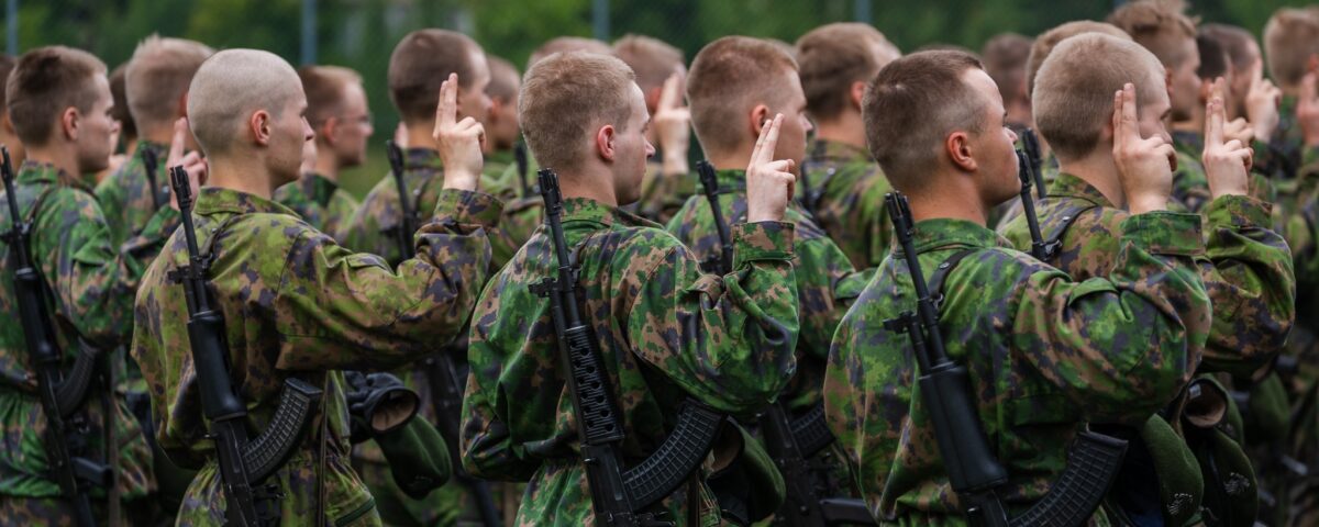 Sotilaita rivissä sotilasvalan aikana.