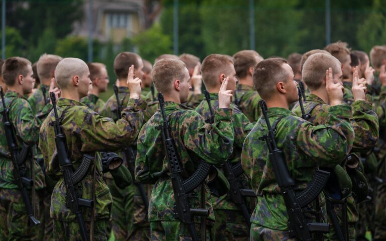 Sotilaita rivissä sotilasvalan aikana.
