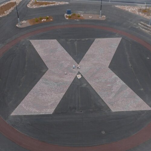 Tapahtuma-aukio ilmasta. Keskellä tiilistä tehty X-kirjain.