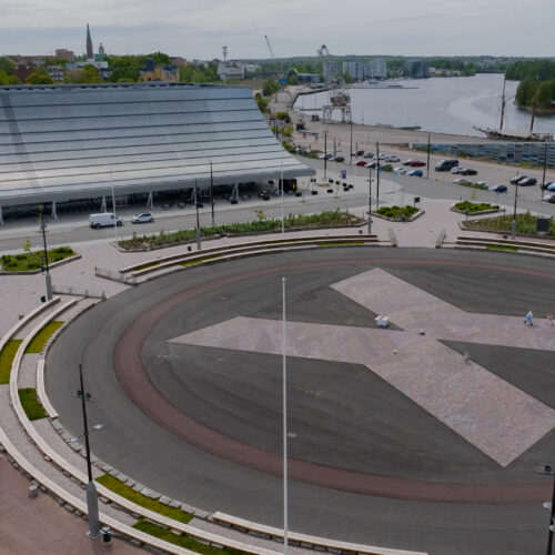 Satama-aukio ilmasta päin kuvattuna. Taustalla Kantasataman rakennuksia ja meri.