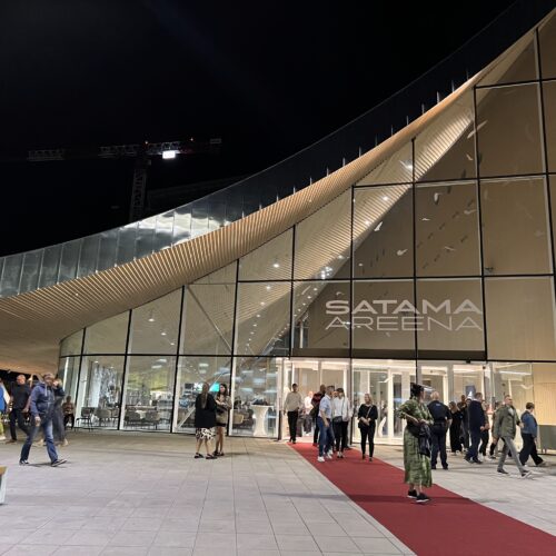 Satama Areenan sisäänkäynti illalla. Etualalla ihmisiä ja punainen matto.