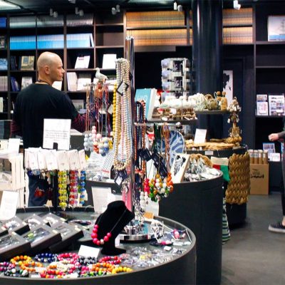 Kuvassa on museokauppa Plootu