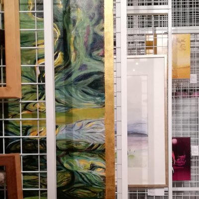 Kuvassa on Taidelainaamon tauluja