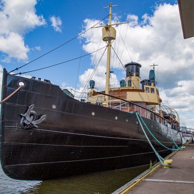 Kuvassa on jäänmurtaja Tarmo